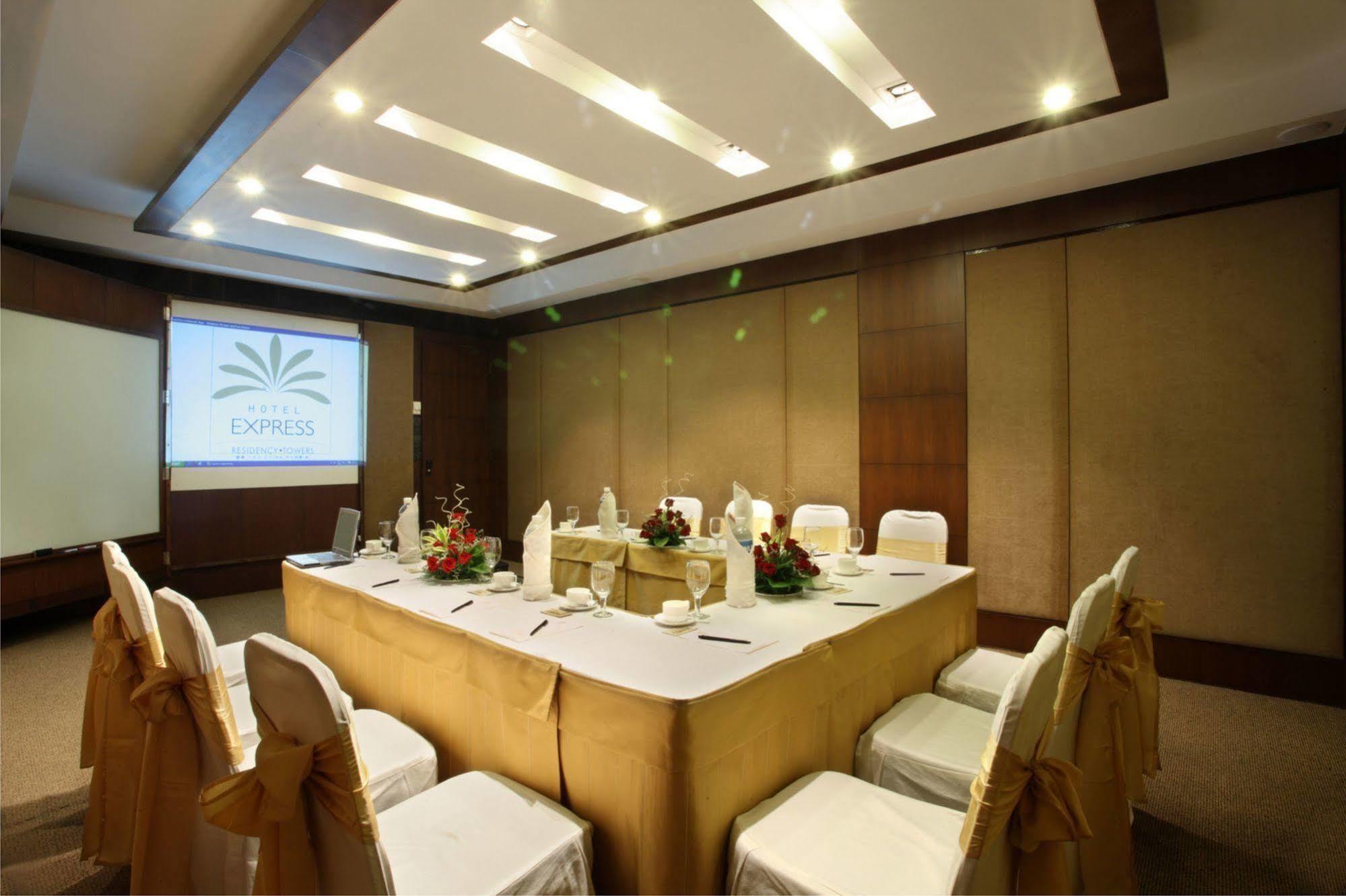 Hotel Express Towers Vadodara Exterior foto