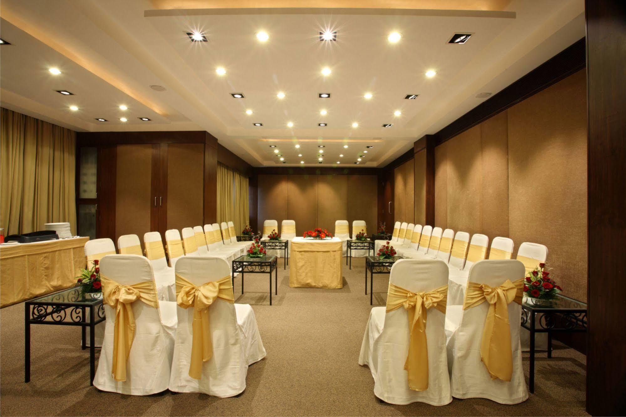 Hotel Express Towers Vadodara Exterior foto